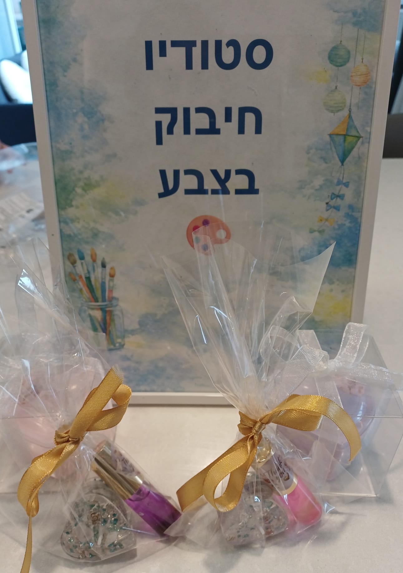 בנות יוצרות סבון ריחני בסדנת יום הולדת של סטודיו חיבוק בצבע בשרון