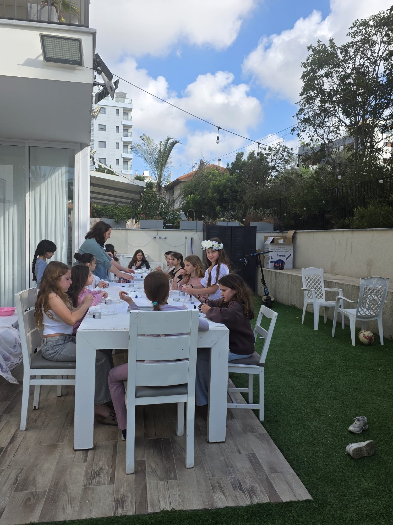 אווירה מהסטודיו — סדנת יצירה משותפת לבנות בחצר הבית